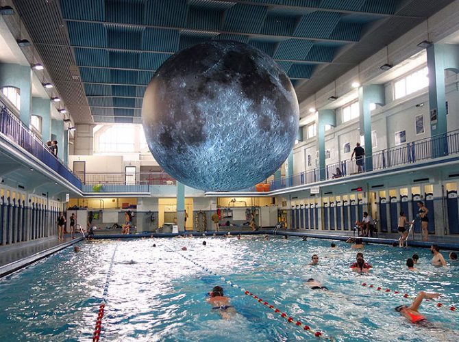 luna moon milano piscina cozzi luke jerram